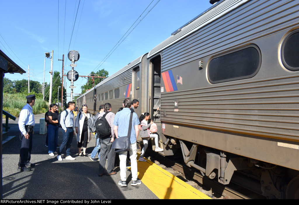 Arrow III Cab Car # 1483 leads NJT Train # 416 into the depot 